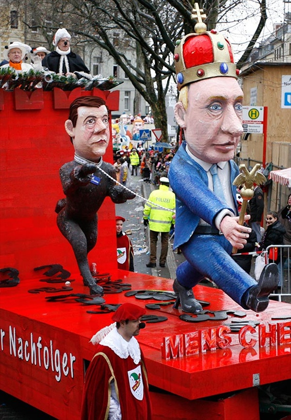 Карнавал в Кельне 2011 года: Российский премьер Путин и президент Медведев в виде добермана