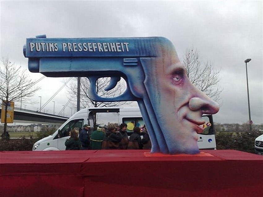 Карнавал в Кёльне 2011 года: Пистолет в виде Владимира Путина с надписью "Путинская свобода прессы"