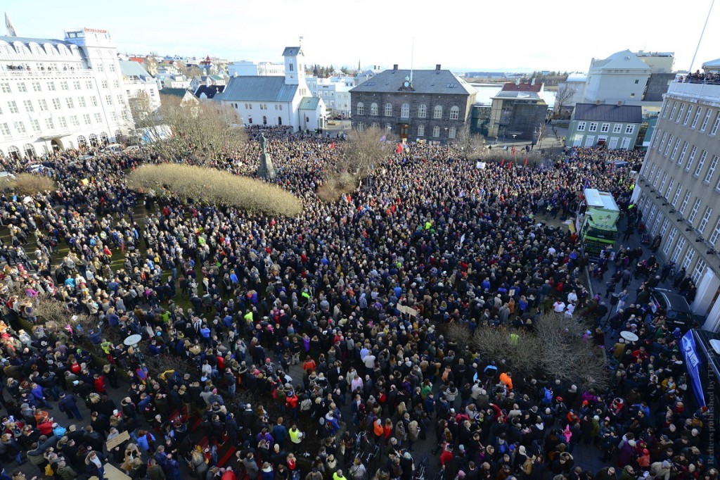 People demonstrate against Iceland's Prime Minister Sigmundur Gunnlaugsson in Reykjavik, Iceland on April 4, 2016 after a leak of documents by so-called Panama Papers stoked anger over his wife owning a tax haven-based company with large claims on the country's collapsed banks. REUTERS/Stigtryggur Johannsson - RTSDKB2