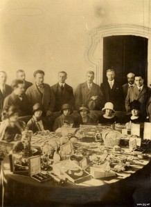 Осмотр драгоценностей Российской Короны иностранной делегацией в помещении Гохрана, 1923 г