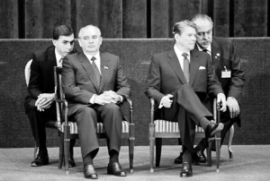 Горбачев и Рейган еще смотрят в разные стороны. Женева, 1985 г.