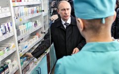  Президент России Владимир Путин (слева) в аптеке проверяет цены на лекарства в ходе рабочей поездки в Мурманскую область, 2010 год Фото: Дмитрий Азаров/Коммерсантъ