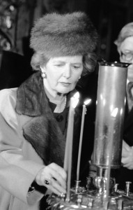 Преммьер-министр Великобритании Маргарет Тэтчер во время своего официального визита в СССР совершила поездку в подмосковный город Загорск, где посетила Троице-Сериеву лавру (1987)