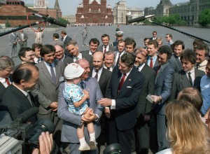 Moscow. The picture shows General Secretary of the CPSU Central Committee Mikhail Gorbachev and US President Ronald Reagan taking a walk in Red Square May 31, 1988. Photo by Alexander Chumichev/ITAR-TASS ----- Ìîñêâà. Ãåíåðàëüíûé ñåêðåòàðü ÖÊ ÊÏÑÑ Ìèõàèë Ãîðáà÷åâ è ïðåçèäåíò ÑØÀ Ðîíàëüä Ðåéãàí âî âðåìÿ ïðîãóëêè ïî Êðàñíîé ïëîùàäè. Ôîòî Þðèÿ Ëèçóíîâà è Àëåêñàíäðà ×óìè÷åâà /Ôîòîõðîíèêà ÒÀÑÑ/.