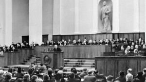 Первый секретарь ЦК КПСС Никита Хрущев выступает на ХХ съезде КПСС в Кремле, 1956 год 