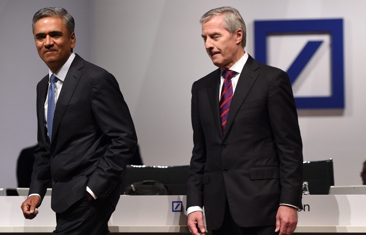 Бывшие сопредседатели правления Deutsche Bank Аншу Джайн (слева) и Юрген Фитчен на ежегодном собрании акционеров банка в 2015 году
