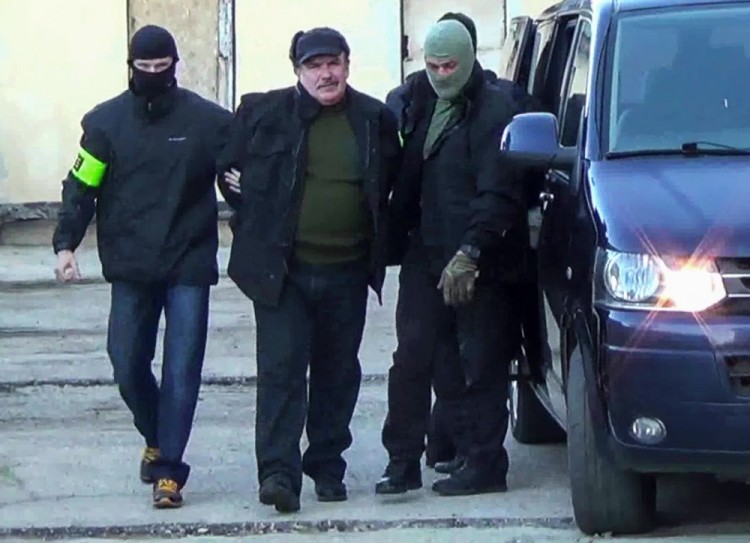 2979087 11/24/2016 Former Black Sea Fleet staff member, Captain 2nd rank Leonid Parkhomenko, center, detained by Russia's Federal Security Service employees in Sevastopol./Public relations center of Federal Security Service