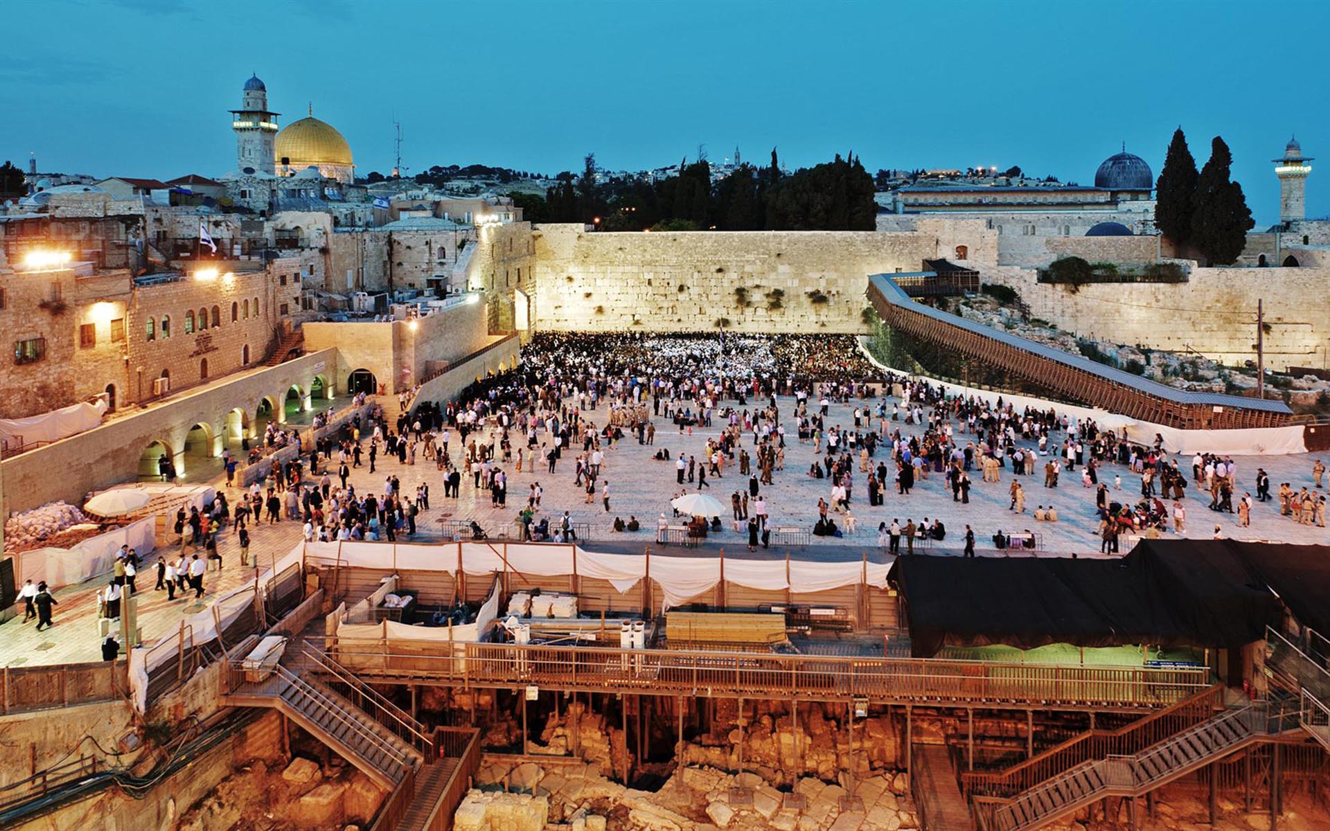 the-waling-wall-in-jerusalem-312013
