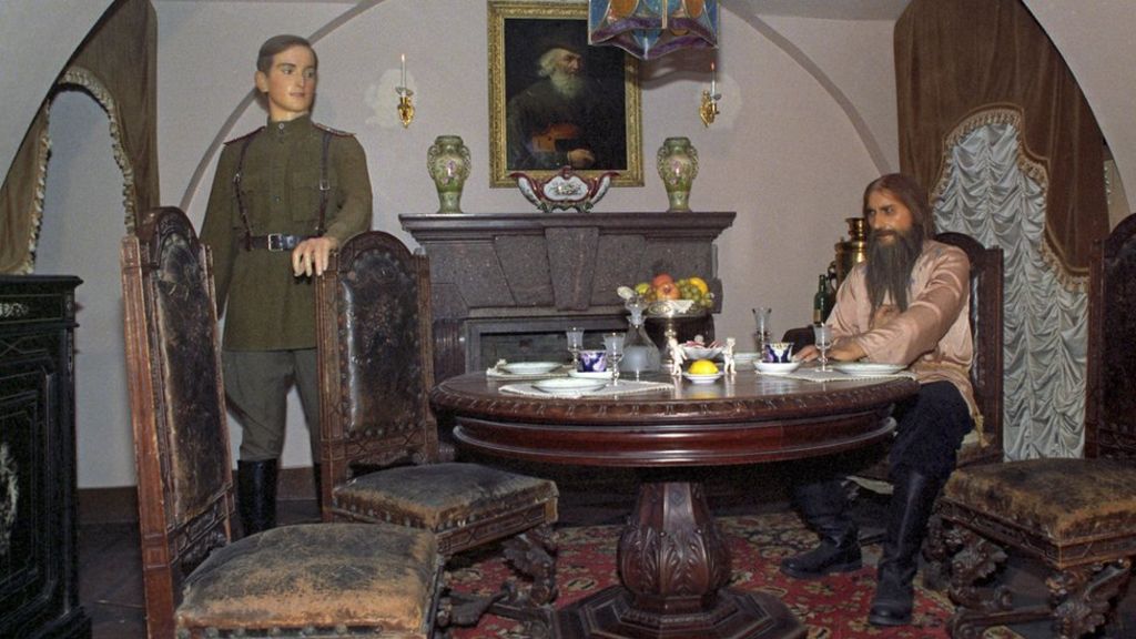 Восковые фигуры Феликса Юсупова и Григория Распутина на месте убийства. Экспозиция во дворце Юсуповых на Мойке
