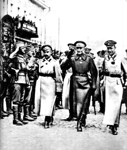 А.В.Колчак на параде в Омске. 1919г. (Предположительно слева стоят в пилотках чехословаки)