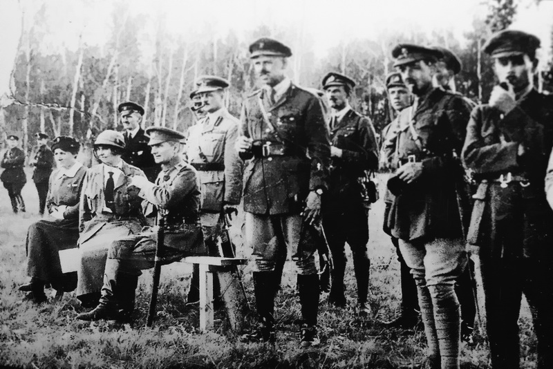 А.В.Колчак и А.В.Тимирева (сидят), генерал Альфред Нокс (стоит сзади Колчака) с группой английских офицеров в районе Омска. 
