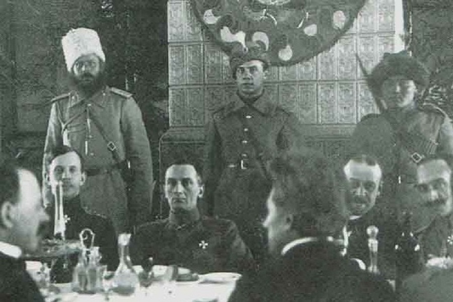 Верховный правитель А. В. Колчак среди представителей общественности на банкете в Екатеринбурге, февраль 1919 г. 