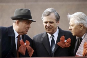 Горбачев, Рыжков, Лигачев на трибуне Кремля, 1986 год .