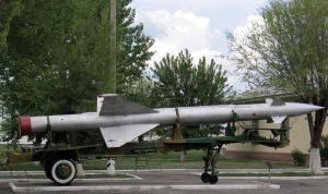 Зенитная ракета стационарного зенитно-ракетного комплекса С-25 ПВО Москвы в музее полигона "Капустин Яр", г. Знаменск