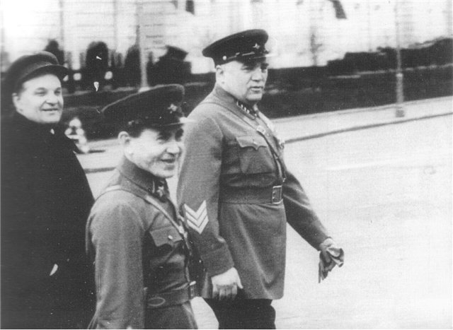 Фото из фондов РГАКФД. Шкирятов, Ежов и Фриновский по пути на Красную площадь. 1 мая 1938 года.