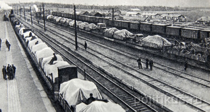 Поезд с оборудованием эвакуированного завода идёт на восток (1941 г.)